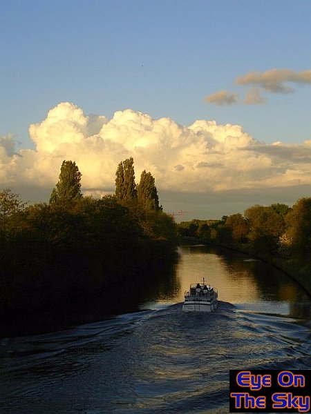 Growing cumulus congestus over the Thames